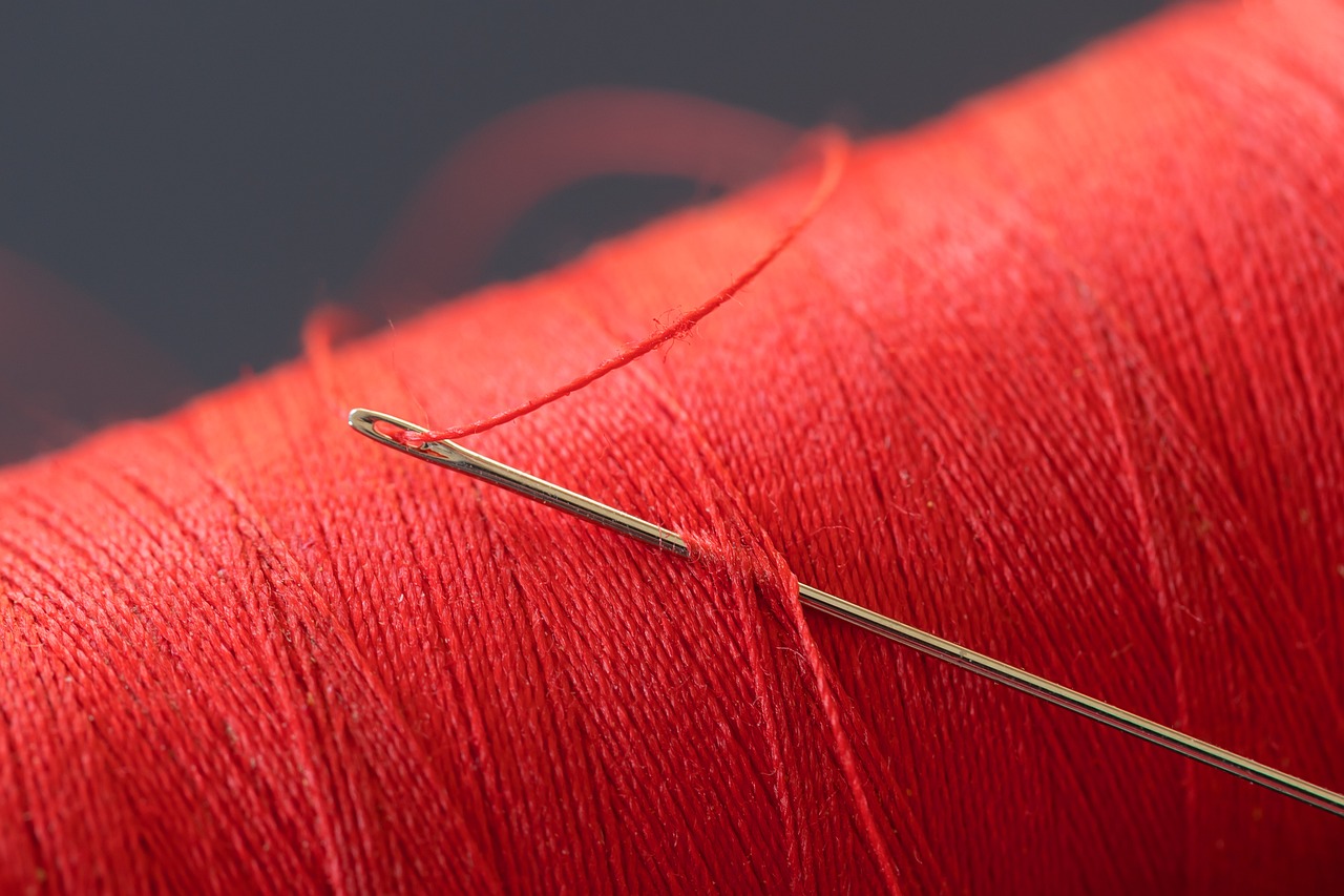 hilo rojo red thread, cotton thread, needle, thread, yarn, sewing materials, tailoring materials, closeup, red thread, needle, needle, needle, needle, needle, thread, thread, thread, yarn